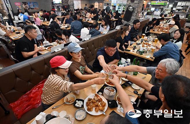 시민들이 건배를 하며 통닭축제를 즐기고 있다. 김경민기자