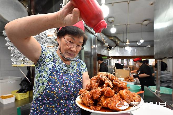 한 통닭집에서 통닭이 맛있게 만들어지고 있다. 김경민기자