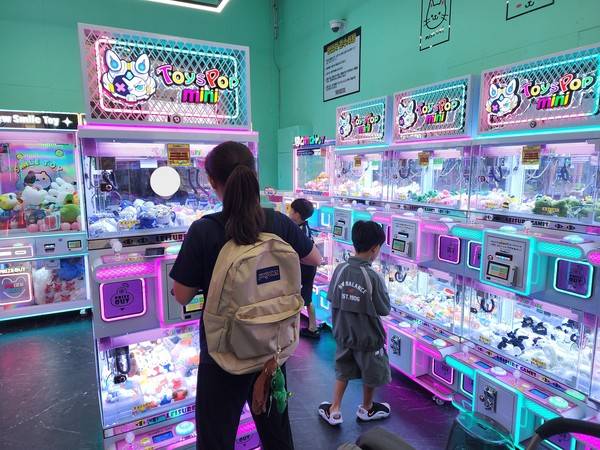 인천시 연수구의 한 인형뽑기 가게 안이 초등학생들로 북적인다.