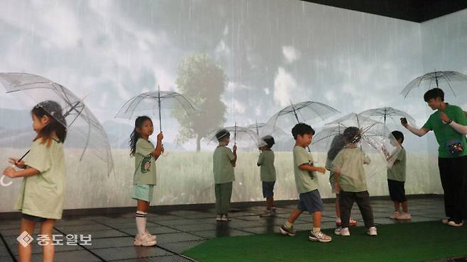 충남 홍성 내포신도시에 위치한 국립충남기상과학관에서 국내 과학관 중 유일한 비 체험장에서 아이들이 약한비와 매우강한비를 각각 체험하고 있다. &nbsp;(사진=임병안 기자)
