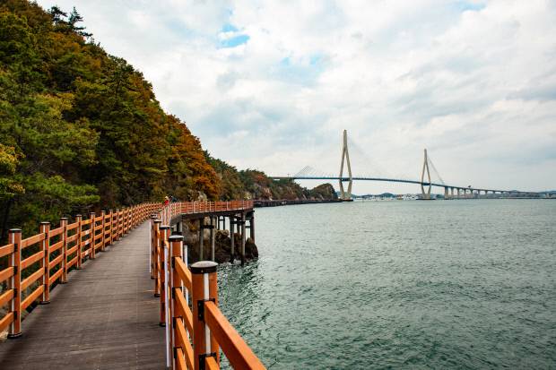 목포 고하도 전경. 보행약자를 위한 경사형 엘리베이터도 운영중이다.  <목포시 제공>