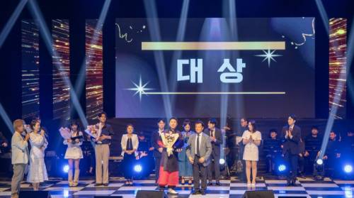 ◇지난 19일 춘천문화예술회관에서 열린 춘천예총(회장:안광수) 주최 ‘제19회 소양강처녀가요제’에서 백정식(인천)씨가 대상을 수상했다.