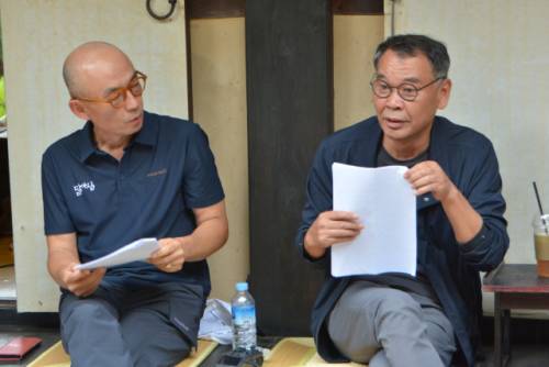 ◇ ‘문학으로 춘천읽기’ 토크콘서트가 김도연 소설가, 박제영 시인을 초청한 가운데 지난 19일 김유정문학촌에서 열렸다. 오석기기자