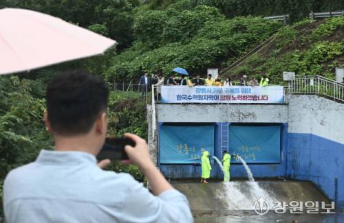 ◇극한 가뭄을 겪었던 강릉의 생활용수 공급을 위해 평창 도암댐 방류가 시작된 지난 20일 한 시민이 강릉 남대천 상류에 있는 도암댐 방류구에서 방류를 지켜보고 있다. 도암댐 방류는 수질 문제로 2001년 중단된 이후 24년 만이다. 신세희기자