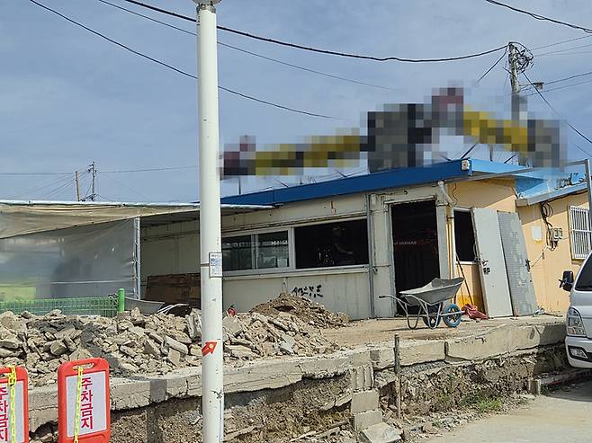 지난 17일 찾은 울산 동구 슬도의 한 무인라면카페. 문을 뜯고 구조물을 부수는 등 건물 내부 공사가 한창이다.