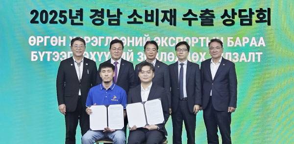 박완수(왼쪽 두 번째) 지사와 홍태용(왼쪽) 김해시장 최학범(가운데) 도의회 의장 등이 몽골 울란바토르시에서 열린 수출상담회에 참석해 수출 협약을 체결한 기업대표들을 격려하고 있다. / 김해시