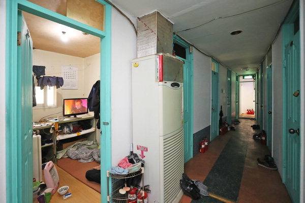 서울 시내 한 고시원 내부 모습. /연합뉴스