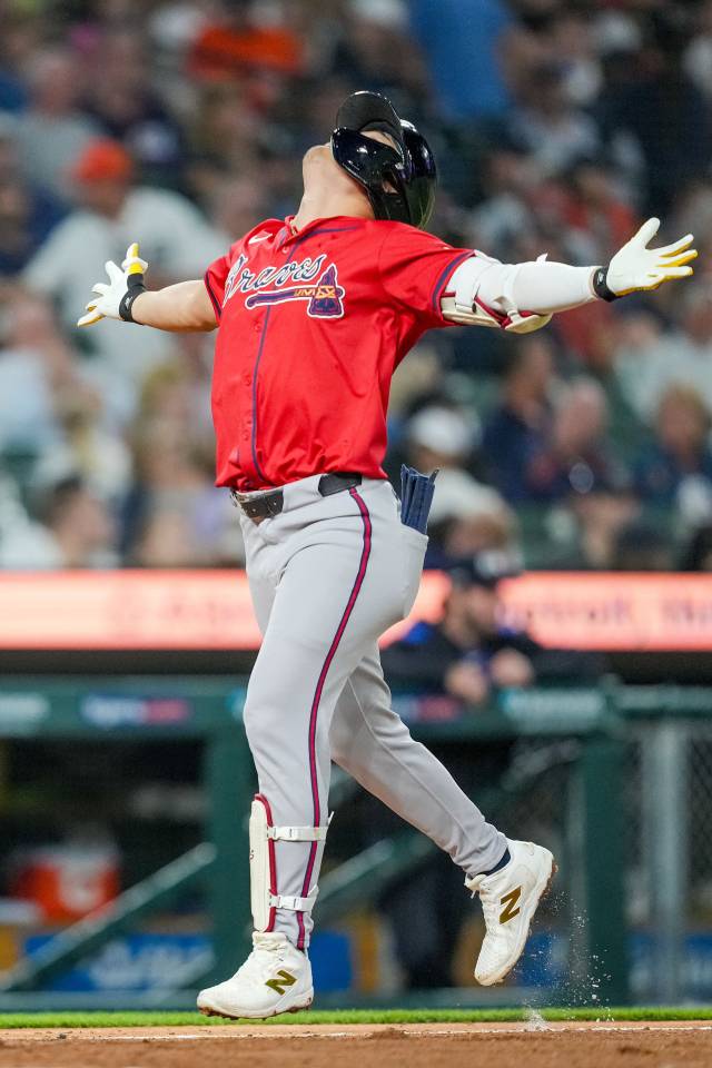 애틀랜타 브레이브스의 김하성이 20일 미국 디트로이트에서 열린 MLB 디트로이트 타이거스와의 경기 도중 2점 홈런을 친 뒤 홈으로 들어오며 기뻐하고 있다. 연합뉴스