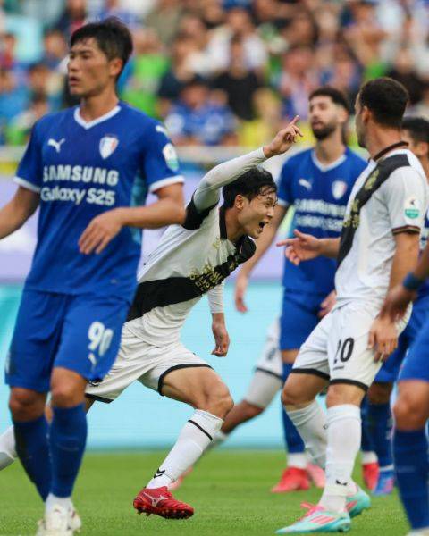 경남FC 박민서가 전반 26분 선제골을 넣은 후 환호하며 골 세리머니를 위해 달려가고 있다. 사진=경남FC