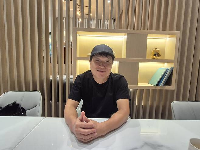 가수 안치환이 지난 19일 대구 동구 한 카페에서 만나 새 앨범 ‘인간계’와 전국 투어 콘서트 ‘HIS STORY’의 대구 공연에 대해 설명하고 있다.