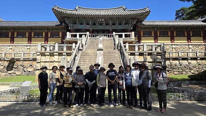 불금답사 참가자들이 불국사에서 신라 불교문화를 체험했다. /신라문화원 제공