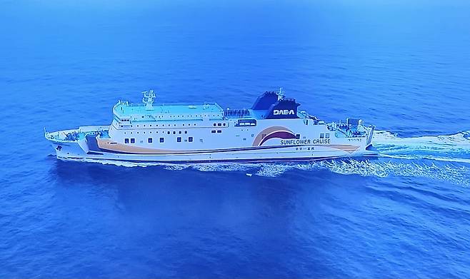 후포~울릉 간 9월부터 운항이 중단된 울릉썬플라워크루즈. 배는 크지만 정원이 628명이다./김두한 기자