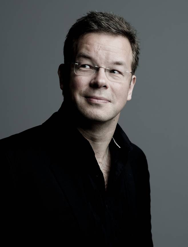 지휘자 안토니 헤르무스.