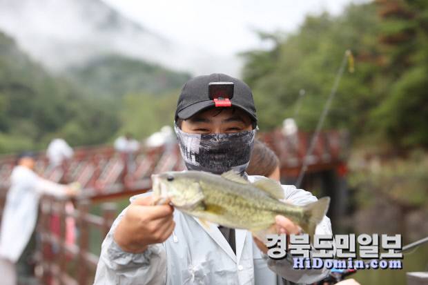 물고기를 잡은 한 조사가 환하게 웃고 있다.사진=유재영 기자
