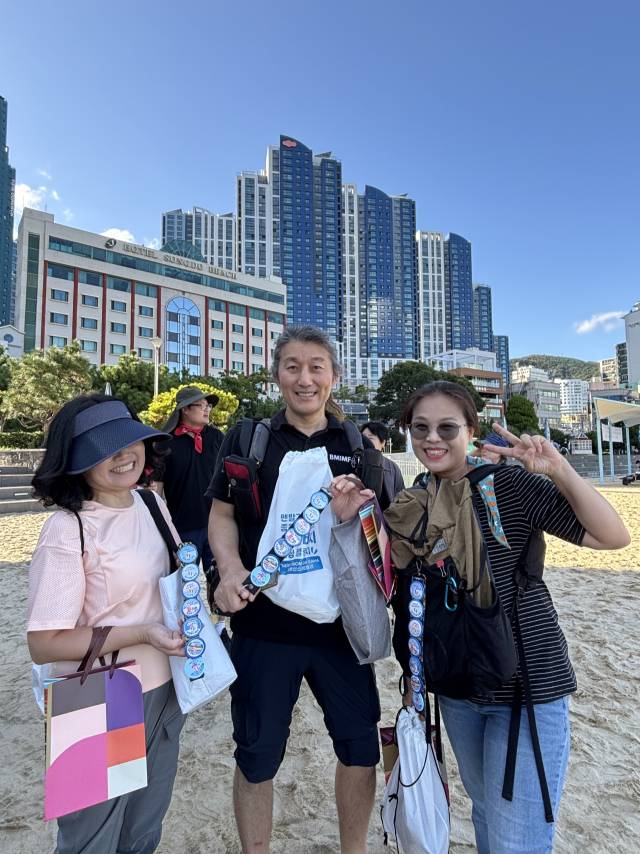 한데 모은 완주 배지를 손에 든 성권철(51·부산 남구 감만동) 씨를 비롯한 길 걷기 동호회 멤버들. 윤여진 기자