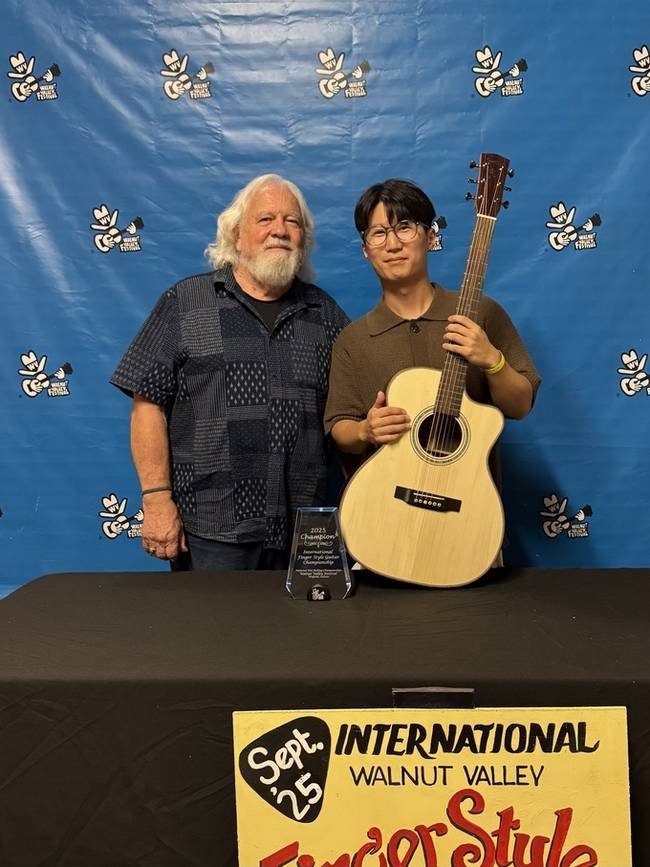 ▲ 김화종(31· 버클리음대 4년·사진 오른쪽) 핑거 기타리스트가 지난 19일(미국 현지시간 18일) 미국 캔자스주 윈필드에서 개최된 '53회 월넛 밸리 페스티벌 2025 국제 핑거스타일 기타챔피언쉽 대회'에서 1위를 차지한 후 기념촬영한 모습. 경북일보 독자 제공