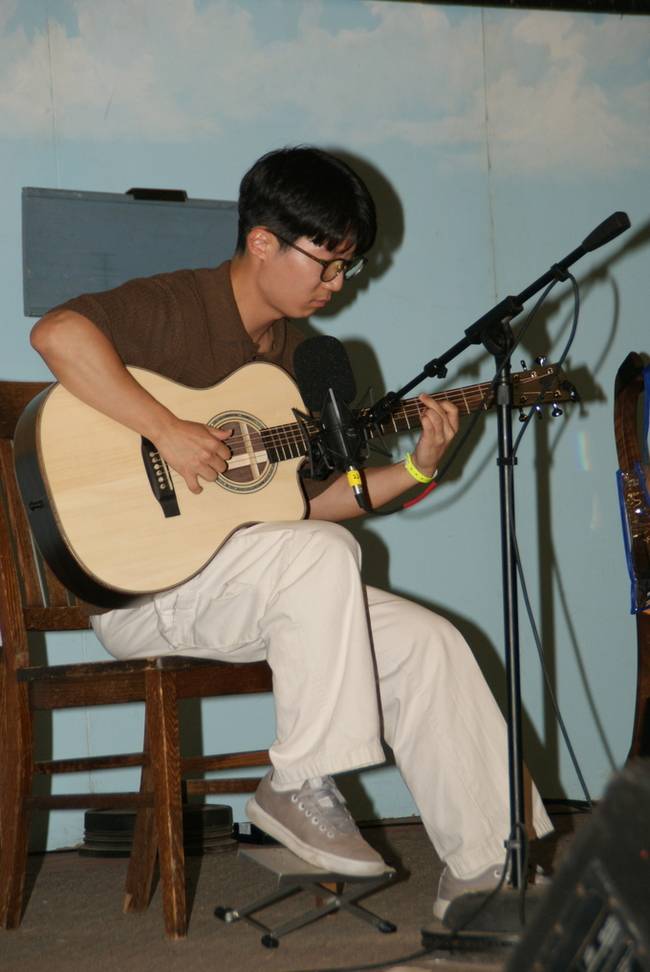 ▲ 김화종(31· 버클리음대 4년·) 핑거 기타리스트가 지난 19일(미국 현지시간 18일) 미국 캔자스주 윈필드에서 개최된 '53회 월넛 밸리 페스티벌 2025 국제 핑거스타일 기타챔피언쉽 대회'에서 1위를 차지한 가운데 대회 경연에 참여했던 모습. 경북일보 독자 제공