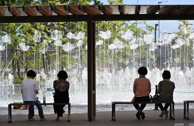 시원한 물줄기 바라보며 피서 폭염주의보가 발효된 31일 오후 창원시 마산합포구 3.15해양누리공원 거울연못 분수대에서 시민들이 시원한 물줄기를 바라보며 더위를 식히고 있다./전강용 기자/