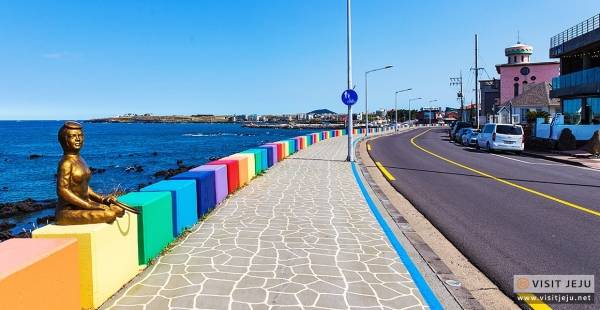 제주시 도두동 무지개해안도로. 제주공항과 가깝고 탁 트인 바다와 함께 달릴 수 있는 코스다.