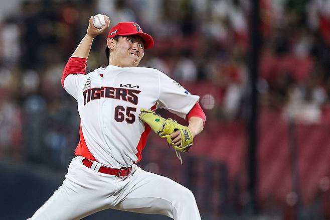 프로야구 KIA타이거즈의 성영탁이 역투를 하고 있다. KIA구단 제공.