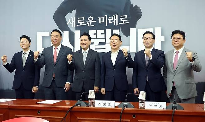 장동혁 국민의힘 대표가 18일 국회에서 주요당직자들과 기념촬영하고 있다. 왼쪽부터 박준태 당대표 비서실장, 정희용 사무총장, 장 대표, 김도읍 정책위의장, 서천호 전략기획부총장, 강명구 조직부총장.(출처 : 뉴시스)