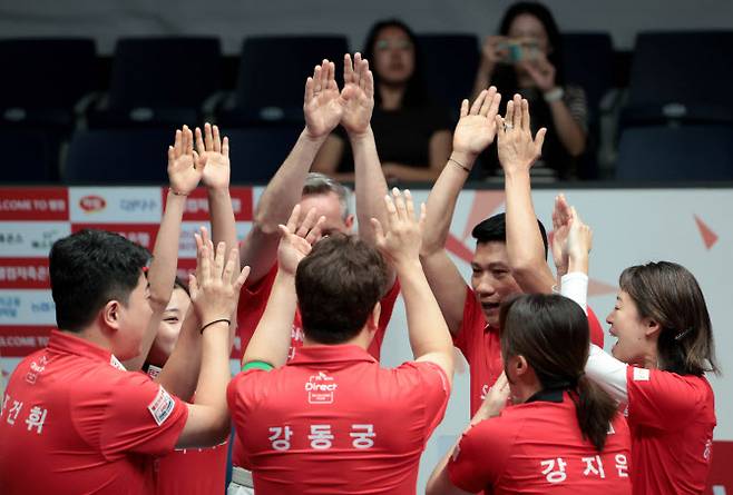 프로당구 PBA 3라운드 우승을 눈앞에 둔 SK렌터카 선수들. 사진=PBA