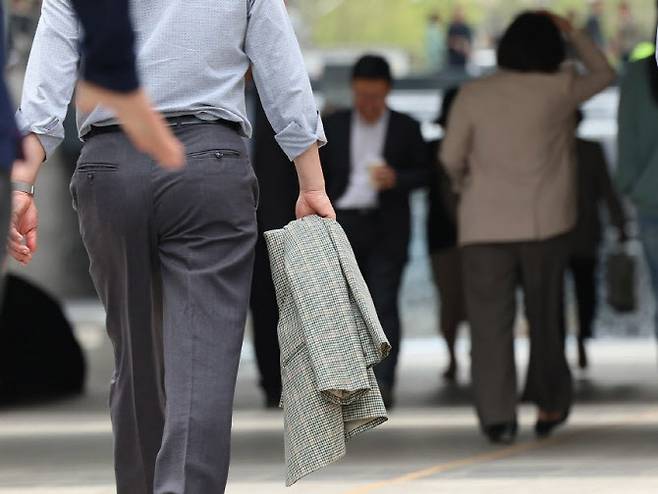 서울 청계천에서 직장인이 겉옷을 벗고 산책을 하고 있다. (사진=뉴스1)