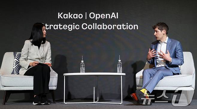 정신아 카카오 대표와 챗GPT 개발사 오픈AI의 샘 올트먼 최고경영자(CEO)가 4일 서울 중구 플라자호텔에서 열린 전략적 제휴 체결 공동 기자간담회에서 대담을 나누고 있다. 카카오는 국내 기업으로는 처음으로 오픈AI와 전략적 제휴를 맺고 인공지능(AI) 서비스 고도화를 위한 기술 협력은 물론 공동 상품 개발 등을 추진할 계획이다. 2025.2.4/뉴스1 ⓒ News1 오대일 기자
