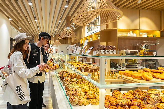 서울 서초구 신세계백화점 강남점 지하 1층에 위치한 파리지엔 블랑제리 ‘보앤미(BO&MIE)’ 매장에서 파리지엔 모델들이 메뉴들을 즐기고 있다. (신세계푸드 제공) /뉴스1
