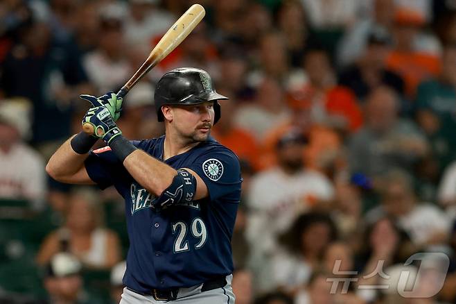 시애틀 매리너스 포수 칼 롤리가 21일(한국시간) 열린 2025 메이저리그 휴스턴 애스트로스와 원정 경기에서 시즌 57호 홈런을 기록했다. ⓒ AFP=뉴스1
