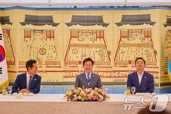 이재명 대통령이 지난달 20일 서울 한남동 관저에서 정청래 대표, 김병기 원내대표 등 더불어민주당 신임 지도부와 가진 만찬에서 대화하고 있다. (대통령실 제공. 재판매 및 DB 금지) 2025.8.20/뉴스1 ⓒ News1 허경 기자