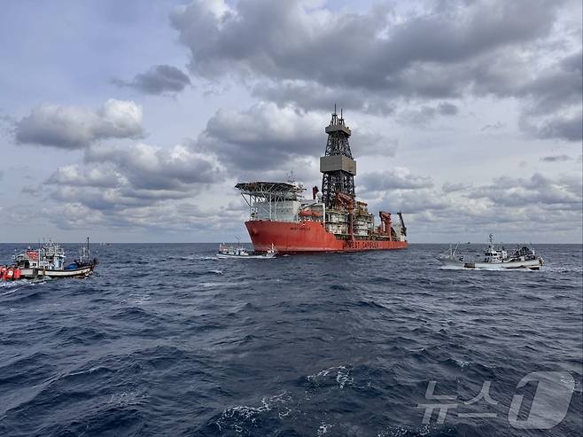 지난해 12월 20일 경북 포항시 구룡포홍게통발어민들이 탄 어선들이 동해심해가스 석유전 개발사업인 '대왕고래' 1차 시추작업 지점인 포항 앞 바다에서 시추선 '웨스트 카펠라호' 앞에서 어장 피해 보상을 요구하는 해상시위를 벌이고 있다. (뉴스1 자료, 재판매 및 DB금지) ⓒ News1 최창호 기자