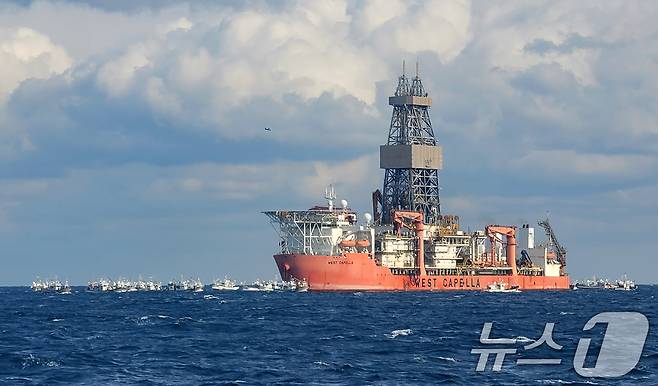 20일 경북 포항시 구룡포홍게통발어민들이 탄 어선들이 동해심해가스 석유전 개발사업인 '대왕고래' 1차 시추작업 지점인 포항 앞 바다의 시추선 '웨스트 카펠라호'  2024.12.20/뉴스1 ⓒ News1 최창호 기자