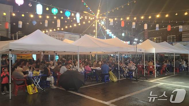 지난 19일 상설 운영 첫 날인 '청주육거리 야시장'의 메인 시식존에 시민들이 모두 차있다.2025.9.19./뉴스1 임양규 기자