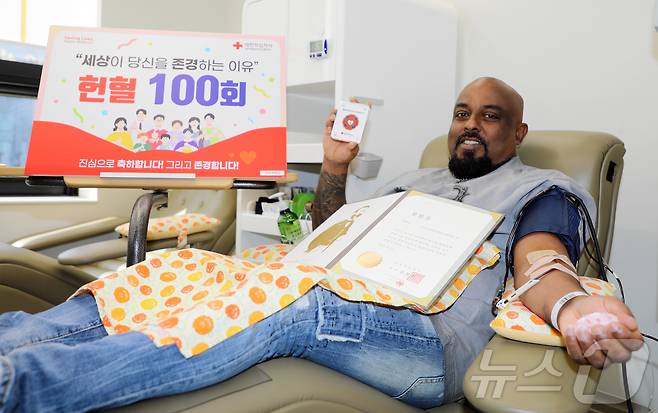 21일 오후 제주시 노형동 헌혈의집 신제주센터에서 100번째 헌혈을 하고 있는 스리랑카 국적의 이주 노동자 찬다나 씨(Ediriweera Patabandige Chandana Aruna·52)가 대한적십자사 헌혈유공장 명예장을 들고 기념촬영을 하고 있다. ⓒ News1 오미란 기자