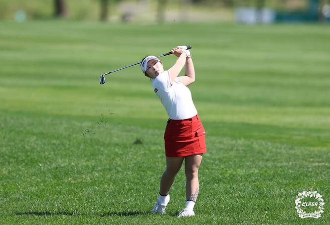 이다연이 21일 열린 하나금융 챔피언십 최종 라운드 4번 홀에서 아이언 샷을 하고 있다. 사진 | KLPGA