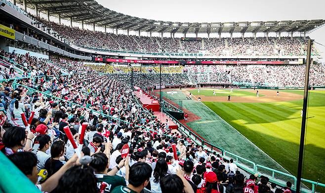 SSG는 20일 경기에서 올시즌 누적 관중 1145502명을 돌파하며 구단 최다 관중 기록을 새로 쓴 데 이어 21일에도 만원 관중(누적 관중 1168502명)을 기록했다. 사진 | SSG 랜더스