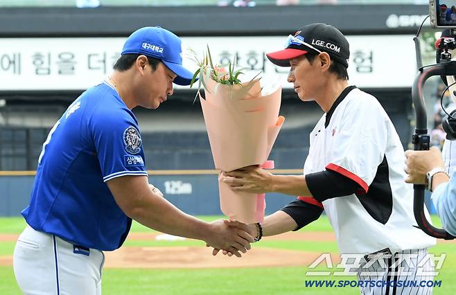 꽃다발을 들고 나타난 염경엽 감독은 떠나는 오승환과 뜨거운 포옹을 나눴다.