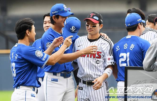 오승환이 인사를 나누고 있던 사이 박해민에게 장난을 치기 시작한 구자욱과 이성규.