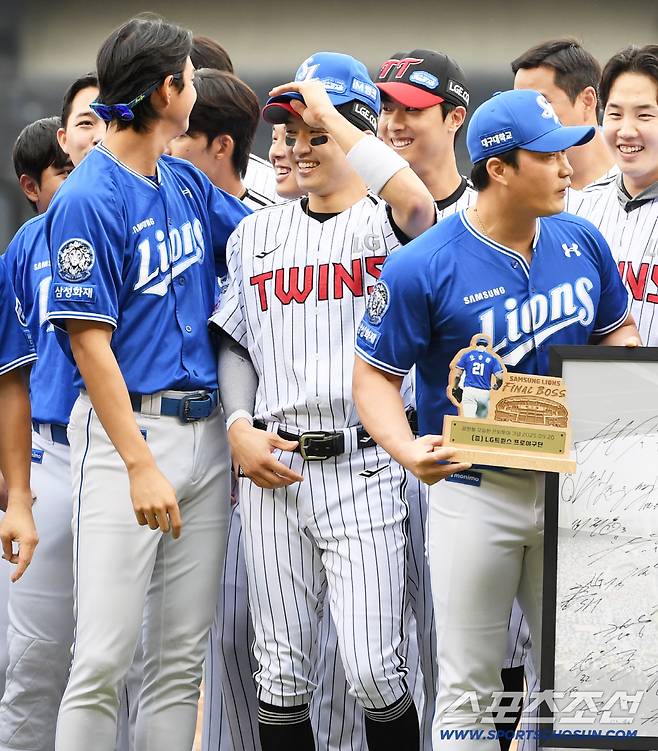 구자욱 장난을 이기지 못하고 포기한 박해민 결국 삼성 모자 잠깐 쓰기로.