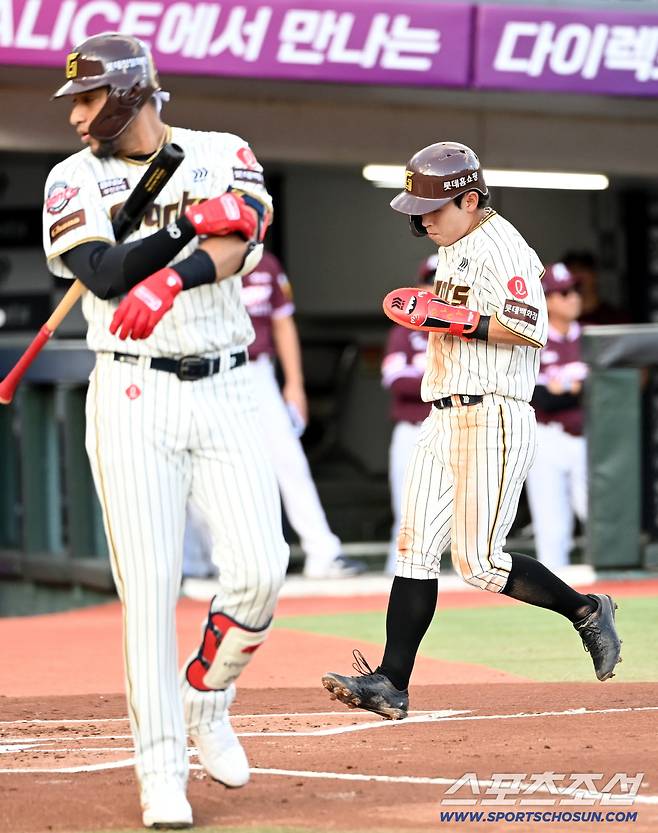 볼넷을 골라낸 레이예스, 공이 빠진 사이 홈으로 파고드는 황성빈