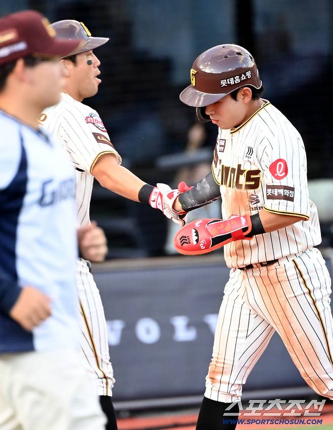 헤드샷을 맞고도 도루에 득점까지...황성빈의 '투혼투지'가 빛을 발하는 순간