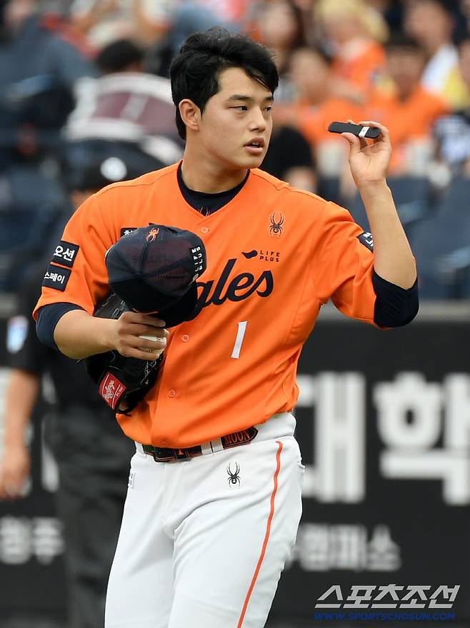 14일 대전 한화생명볼파크에서 열린 한화 이글스와 키움 히어로즈의 경기. 한화 문동주가 피치컴을 교체하고 있다. 대전=박재만 기자 pjm@sportschosun.com/2025.09.14/