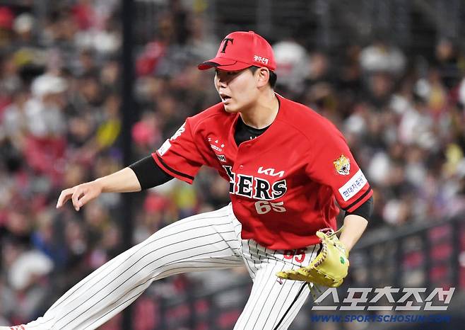 24일 광주 기아챔피언스필드에서 열린 KIA 타이거즈와 LG 트윈스의 경기. KIA 성영탁이 역투하고 있다. 광주=박재만 기자 pjm@sportschosun.com/2025.08.24/