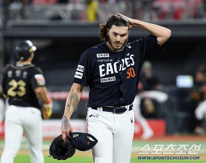 20일 수원 케이티위즈파크에서 열린 KT와 한화의 경기. 5회 투구를 마치고 마운드를 내려오는 한화 선발 폰세. 수원=송정헌 기자songs@sportschosun.com/2025.09.20/