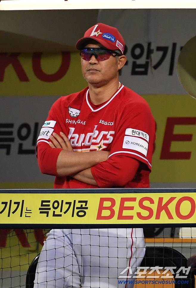 11일 대구 라이온즈파크에서 열린 삼성 라이온즈와 SSG 랜더스의 경기. 이숭용 감독이 생각에 잠겨 있다. 대구=박재만 기자 pjm@sportschosun.com/2025.09.11/
