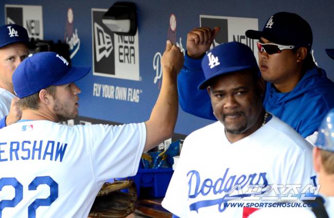 LA다저스가 7일(한국시간) 미국 캘리포니아주 로스앤젤레스 다저스타디움에서 피츠버그 파이어리츠와 주말 3연전 경기를 펼쳤다. LA다저스 류현진이 경기 전 선발로 등판하는 커쇼와 하이파이브를 나누고 있다. LA(미국 캘리포니아주)=송정헌 기자 songs@sportschosun.com/2013.4.7