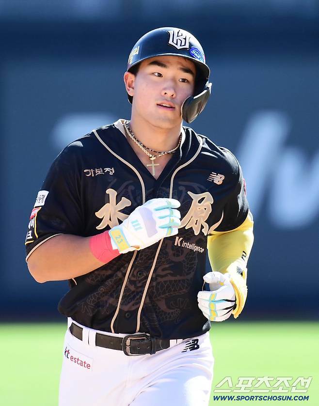 21일 수원 케이티위즈파크에서 열린 KT와 삼성의 경기. 5회말 KT 안현민이 삼성 최원태를 상대로 투런홈런을 날렸다. 그라운드를 돌고 있는 안현민. 수원=송정헌 기자songs@sportschosun.com/2025.09.21/