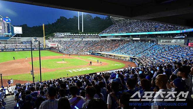7일 대구 삼성라이온즈파크에서 열린 한화와 삼성의 경기, 라이온즈파크를 찾은 야구팬들이 응원전을 펼치고 있다. 대구=허상욱 기자wook@sportschosun.com/2025.09.07/
