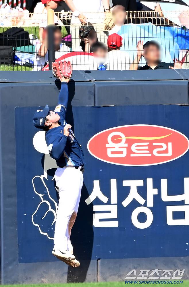21일 광주KIA챔피언스필드에서 열린 NC와 KIA의 경기, 4회말 NC 좌익수 이우성이 KIA 위즈덤의 타구를 점프하며 잡아내고 있다. 광주=허상욱 기자wook@sportschosun.com/2025.09.21/